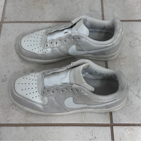 Size 9 NIKE AIR in White & Silver - Picture 10 of 12
